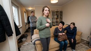 „Man will ja wissen, wofür mein Sohn sein Geld ausgegeben hat.“ sagte Marlene Zimmermann kalt und musterte das Wohnzimmer wie eine Gutachterin