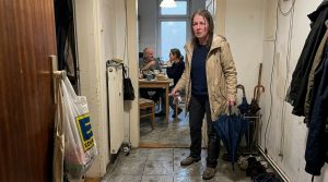 „Keine Ahnung, warum ich mir das überhaupt noch antue“, sagte Lukas aus dem Wohnzimmer, während sie im Regen vor der Wohnungstür wie angewurzelt stand