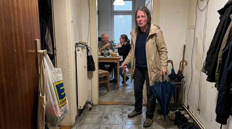 „Keine Ahnung, warum ich mir das überhaupt noch antue“, sagte Lukas aus dem Wohnzimmer, während sie im Regen vor der Wohnungstür wie angewurzelt stand
