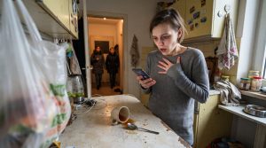 „Wir wohnen dann bei dir, eine Woche, vielleicht zwei. In Ordnung?“ verlangte Tante Nicole am Telefon, Lena zog die Zähne zusammen und lehnte kategorisch ab